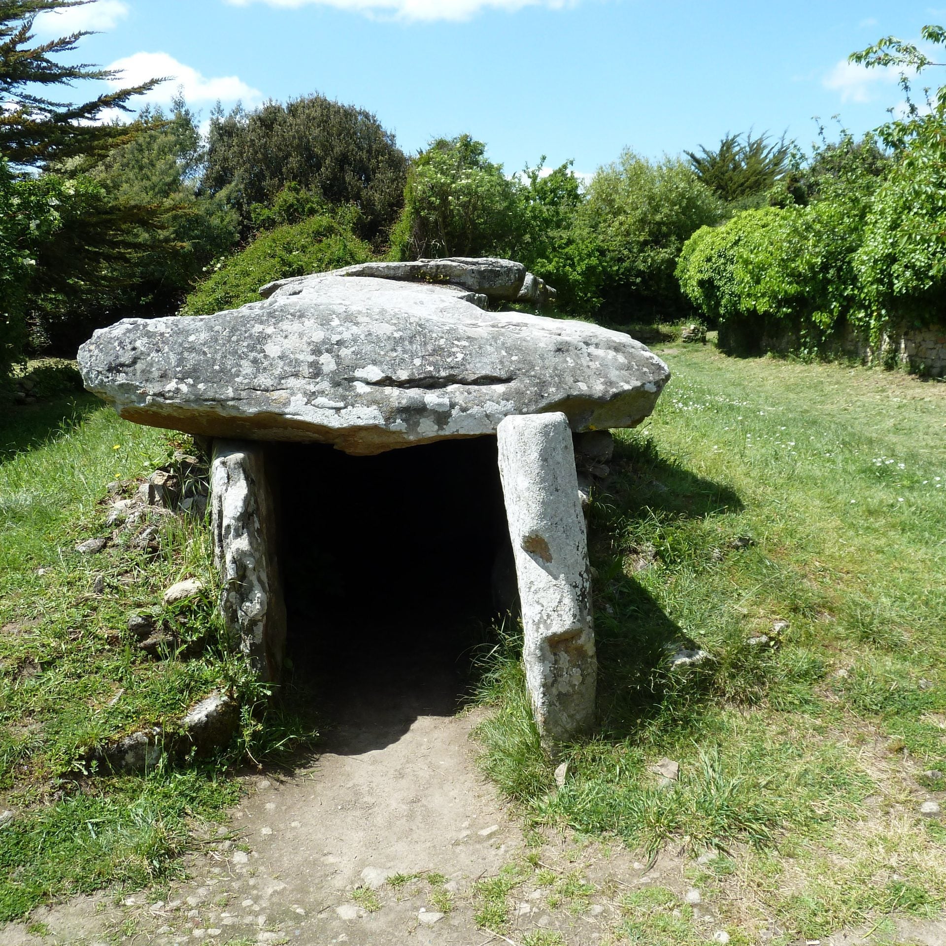 Locmariaquer Dolmen Entrance to the dolmen Mané Réthual, Locmariaquer, Morbihan